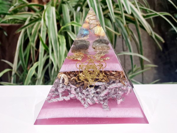 Orgonite pyramide labradorite rose